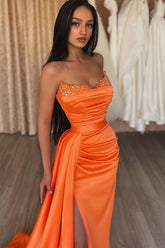 Elegante vestido de fiesta de sirena con abertura, sin mangas y volantes en color naranja